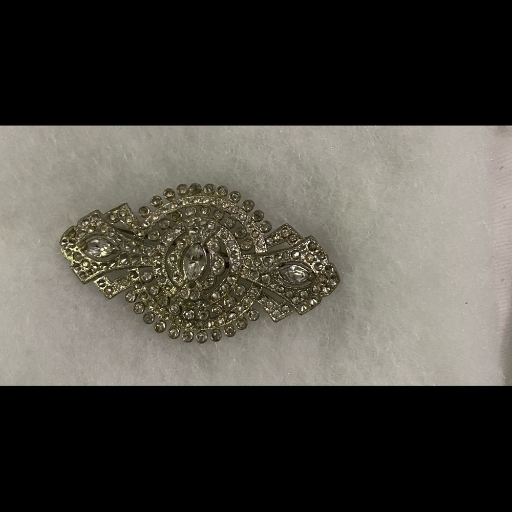 Gorgeous details on this vintage rhinestone brooch